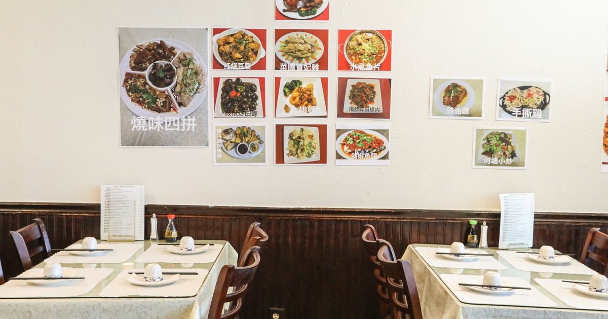 Diner area, tables by the wall