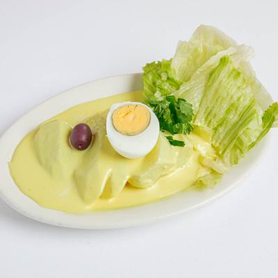 Boiled potatoes, black olives, and a hard boiled egg in a creamy Peruvian dressing.
