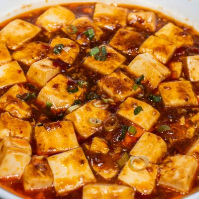 Soft tofu cubes with leeks in chili creamy broth.