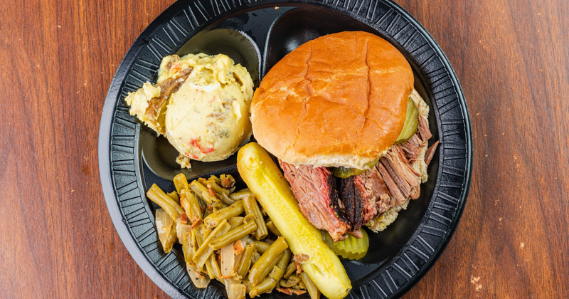 Burger with meat, salad on the side