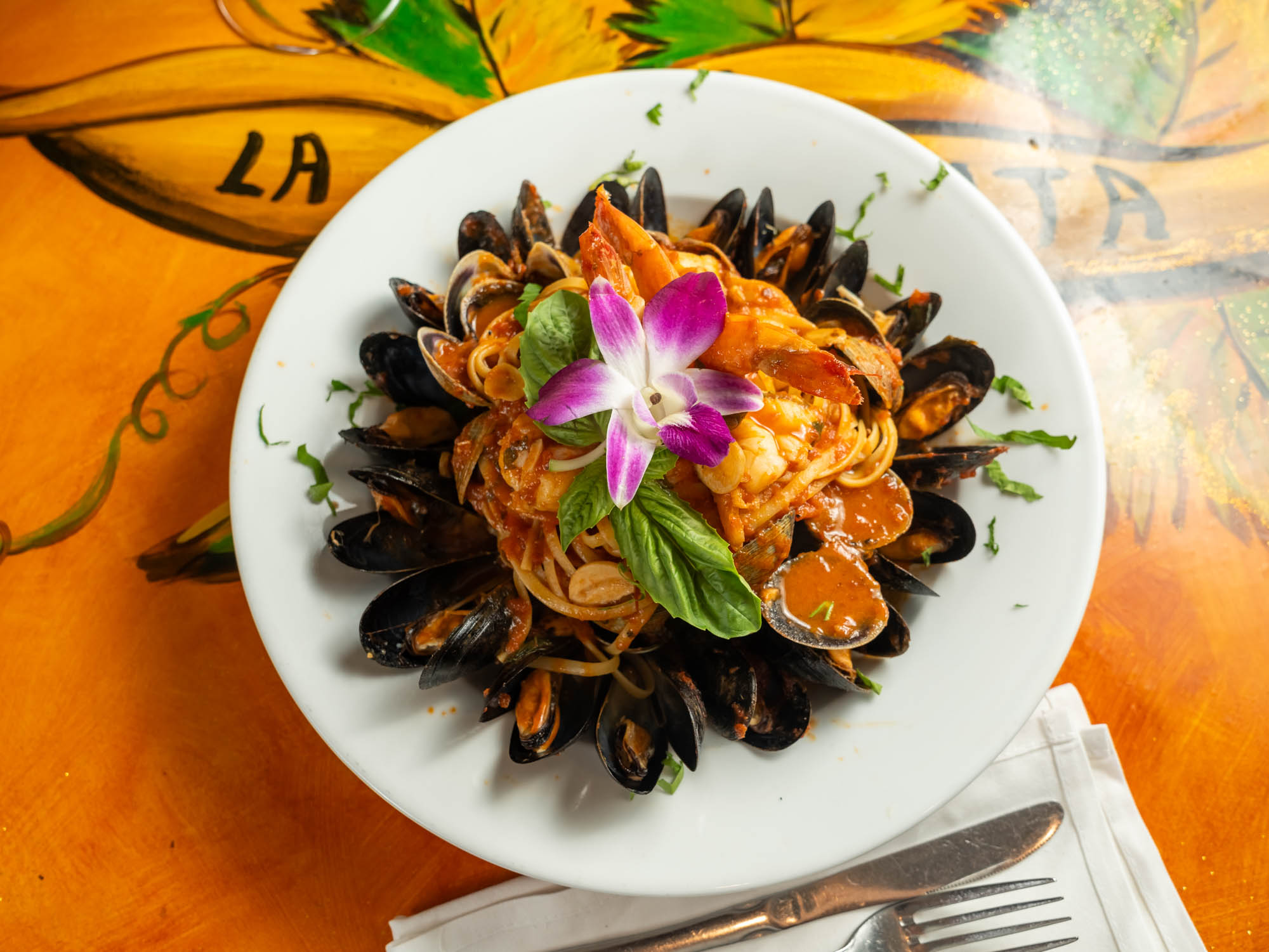 Linguine pasta with clams and mussels