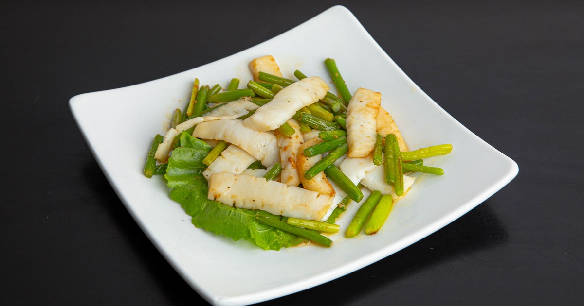 Stir-fry calamari with green vegetables