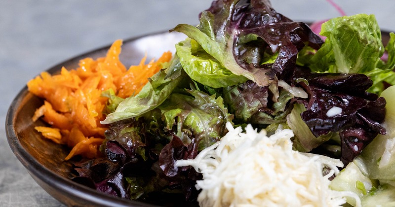 Bunter Salad with lettuce, carrot, cucumber and radishes, close-up