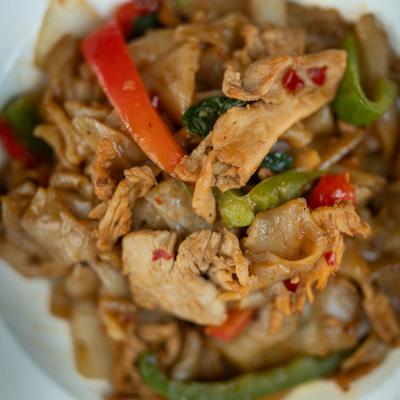 Drunken noodles with chicken, closeup.