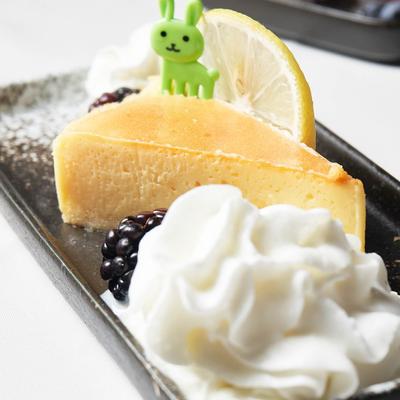 Yuzu cheesecake.