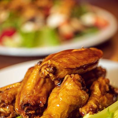 Chicken wings and lettuce on a plate