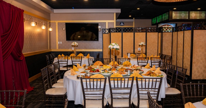 Round banquet table set with gold napkins