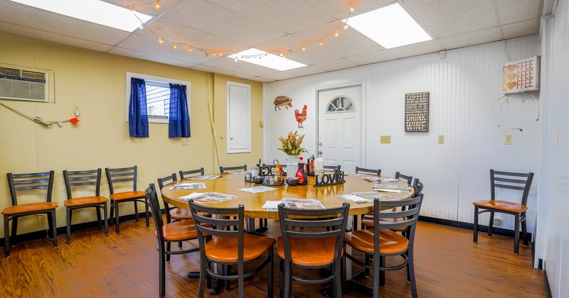 Interior, round table with chairs