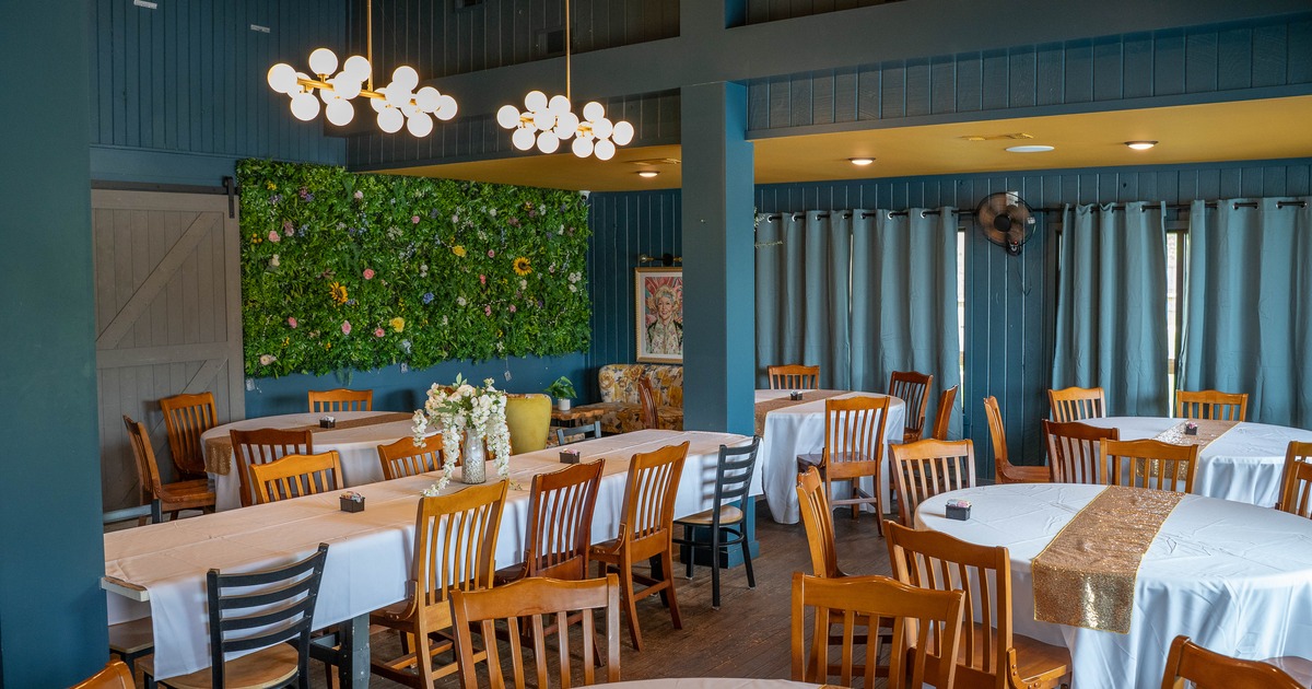 Wide view to diner area, tables, chairs
