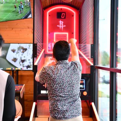 A guest playing indoor basketball shooting game