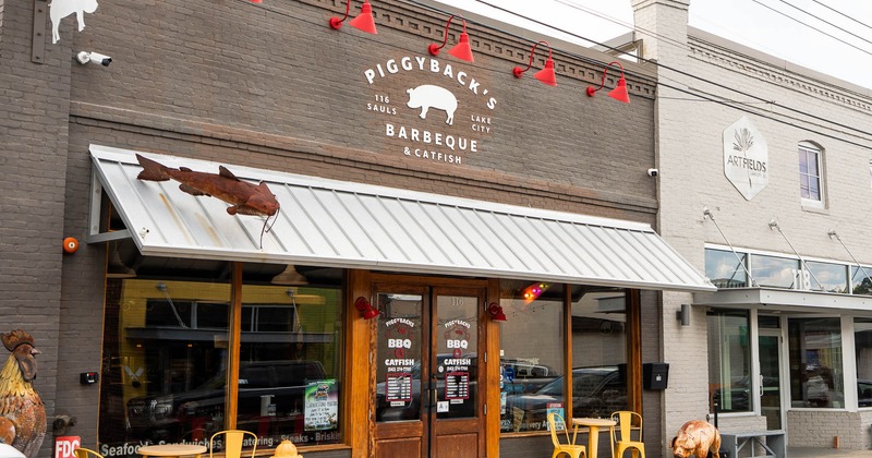 Exterior, seating space in front of the restaurant