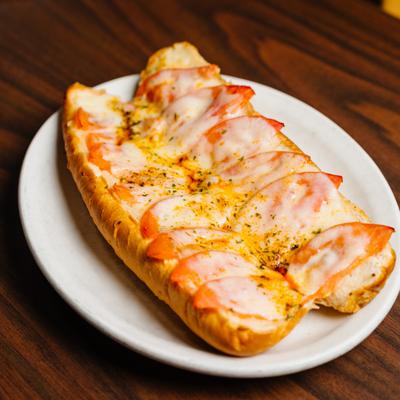 Bread with melted cheese and tomatoes.