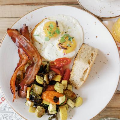 Eggs, bacon, grilled vegetables and bread