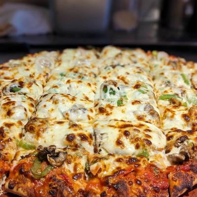 Pizza with cheese, mushrooms, and green peppers.