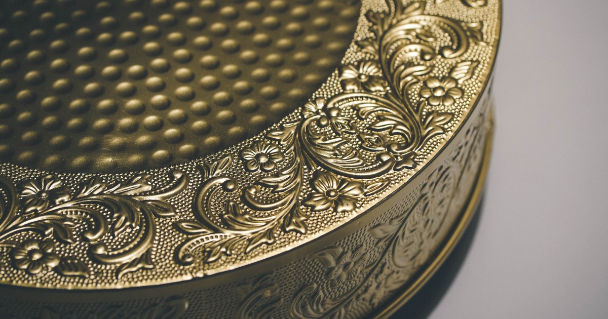 Gold cake stand, close up