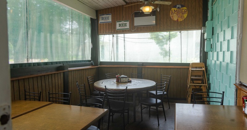 Round table in corner, chairs