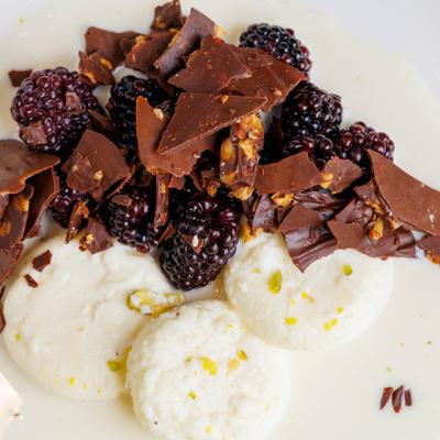 Sweet milk cakes topped with blackberries and dark chocolate shards.