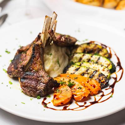 Lamb chops with grilled vegetables