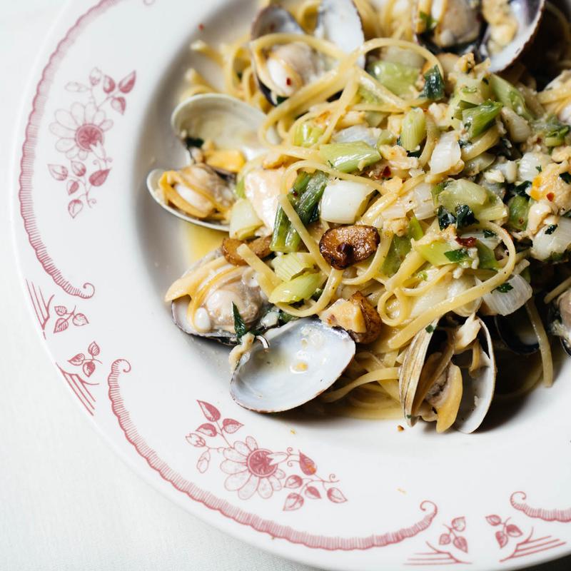 Linguine with Clams in White or Red Sauce photo