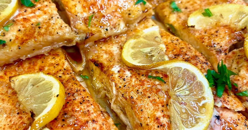 Grilled salmon with lemon