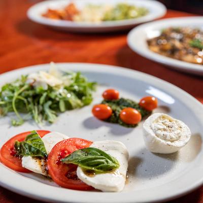 Salad of mixed greens, tomatoes and fresh mozzarella