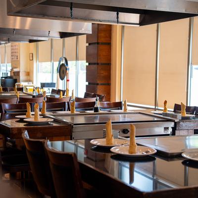 A sleek, metropolitan dining space with communal teppanyaki grills.