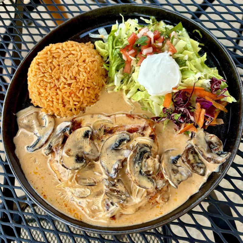 Pollo en Crema De Champiñón photo