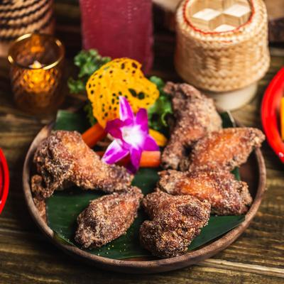 Fried marinated chicken wings.