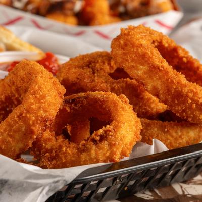 A basket of onion rings.