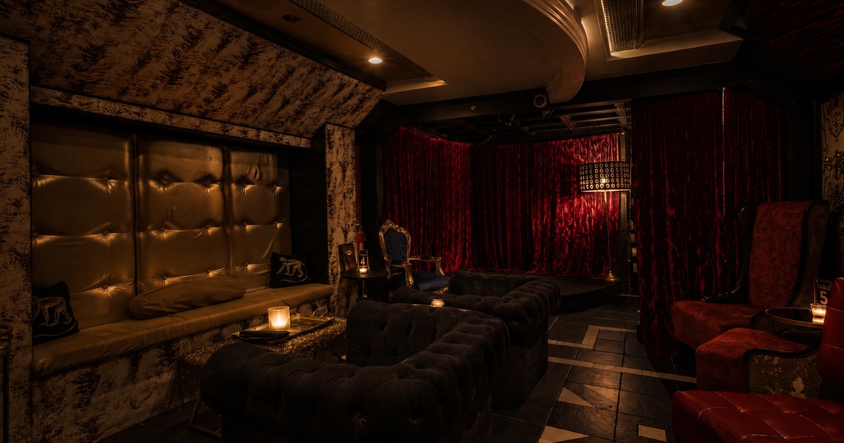 Lounge area, guests sitting in a long and narrow corridor
