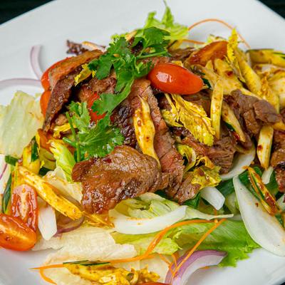 Spicy duck and vegetable salad.