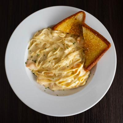 Fettuccine Alfredo, served with toast.