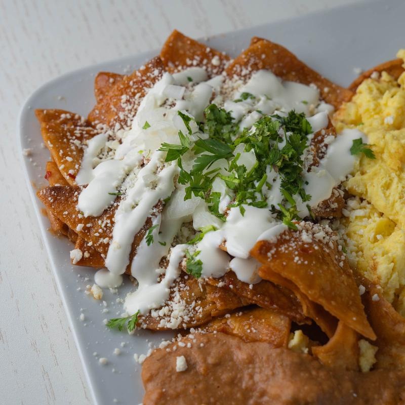 chilaquiles con chorizo y frijol es