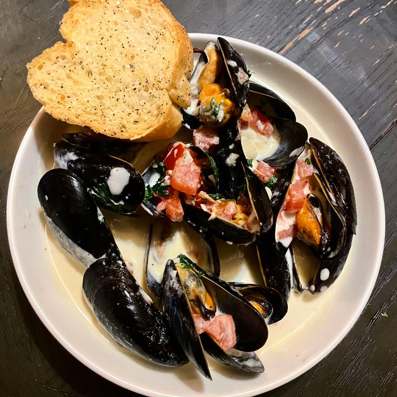 Creamy garlic Mussels photo