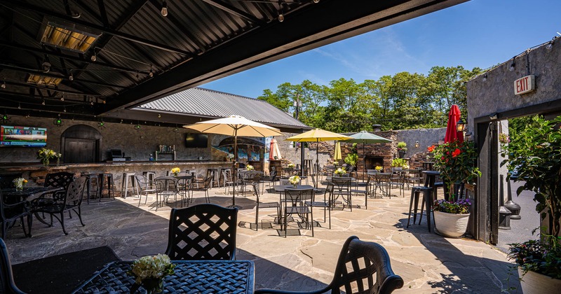 Exterior, main seating area