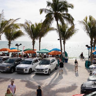 Parking lot, view of the beach.