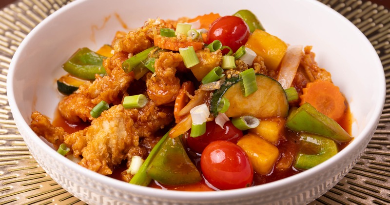 Crispy chicken with veggies and sweet and sour sauce