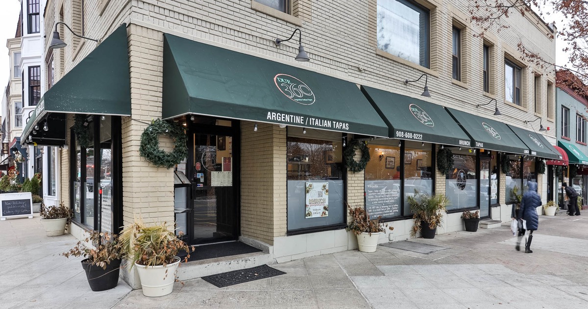 Exterior, view of the restaurant, front entrance