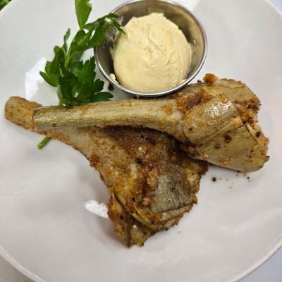 Marinated artichokes pan-fried with bread crumbs, served with condiment.