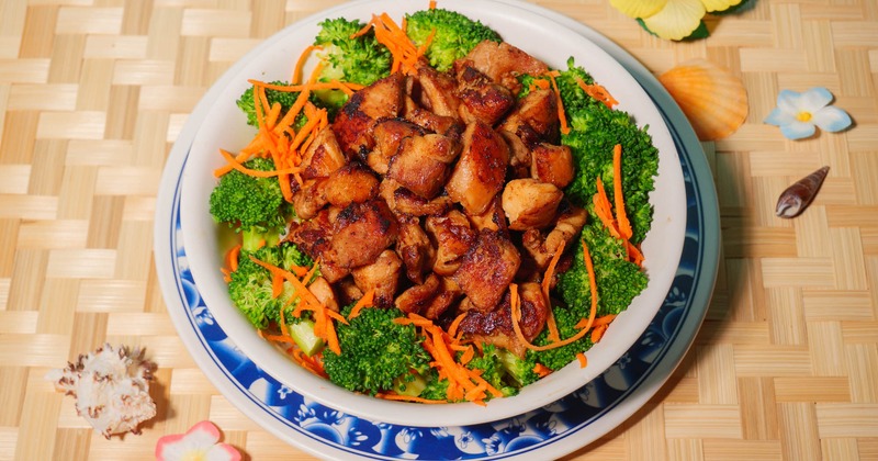 BBQ Chicken, with carrots, and broccoli