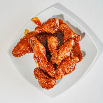 Chicken wings in spicy sauce.