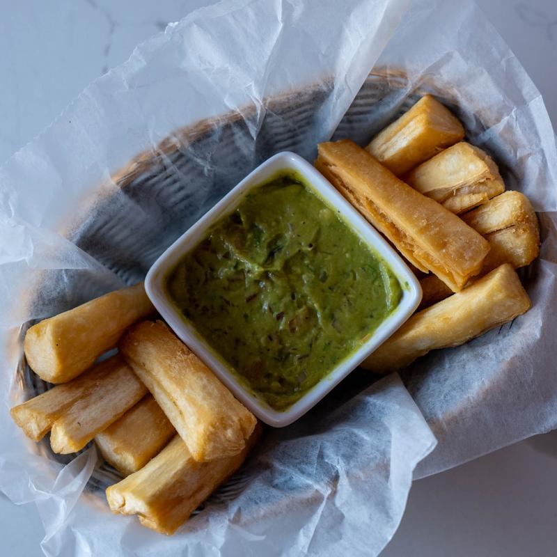 Guacamole con Yuca Frita photo