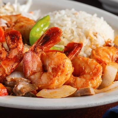 Grilled shrimp with vegetables and white rice.