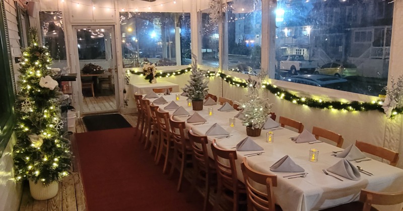 Exyerior, terrace with tables and chairs