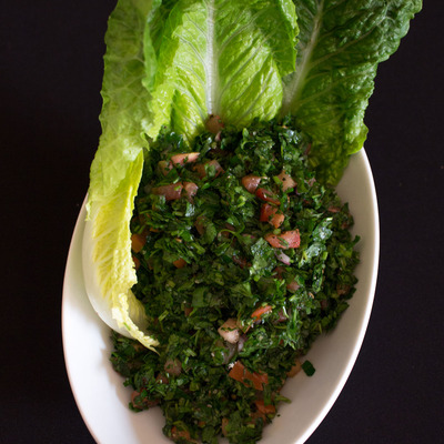 Salad with greens, tomatoes and seasonings
