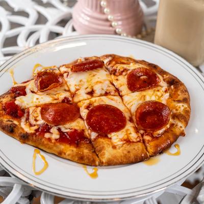 Pepperoni hot honey flatbrad.