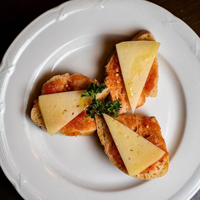 menu item 15 of 17, Pan con tomate y queso manchego