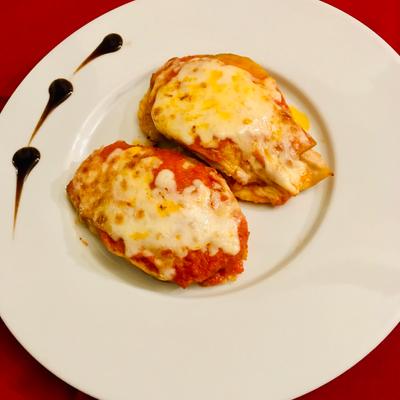 Breast of chicken with fresh sliced tomatoes.