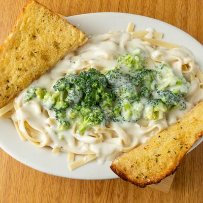 Chicken and broccoli fettuccine pasta paired with toasted garlic bread.