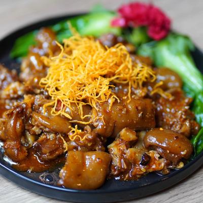 Braised boneless pig trotters with crispy topping.